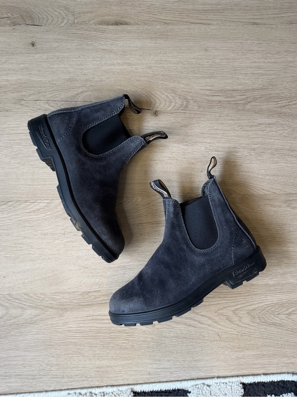 Black blundstone suede boots